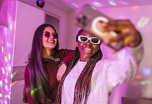 Zwei glückliche Teenager Mädchen machen ein Selfie mit ihrem Smartphone und... - picture alliance / imageBROKER