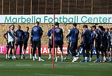 Da geht's lang: Hansi Flick (l) ist mit dem DFB-Team in Marbella gestartet. - Federico Gambarini/dpa