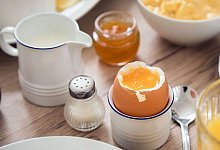 Ein weich gekochtes Ei steht auf einem Frühstückstisch - Christin Klose/dpa-tmn