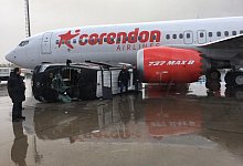 Der Tornado fegte am Samstag &uuml;ber den Flughafen Antalya. Dabei riss er einen Kleinbus um und besch&auml;digte unter anderem ein Flugzeug. - picture alliance / AA