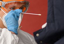 Ein Mitarbeiter einer Arztpraxis in der Region Hannover nimmt einen Abstrich f&uuml;r einen PCR-Test. - Julian Stratenschulte/dpa