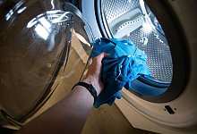 Papiertaschentuch haftet nach der Wäsche an einem Shirt - Christin Klose/dpa-tmn