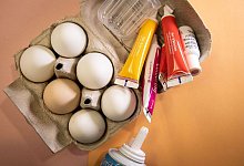 Material, um Eier mit Lebensmittelfarbe zu färben - Christin Klose/dpa-tmn