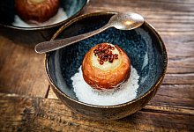 Gefüllte Zwiebel mit Linsen-Topping auf Meersalz - Christin Klose/dpa-tmn