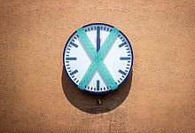 Eine abgeklebte Bahnhofsuhr hängt an einer Wand - Jens Büttner/dpa/dpa-tmn