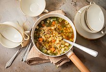 Hühnersuppe steht auf einem Tisch - Christin Klose/dpa-tmn