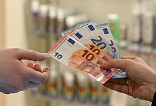 Bezahlen beim Friseur - Jens Kalaene/dpa