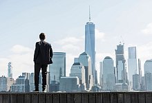 Ein Mann steht vor einer Skyline - Uwe Umstätter/Westend61/dpa-tmn