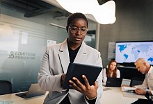 Frau mit Tablet im Büro - Zacharie Scheurer/dpa-tmn