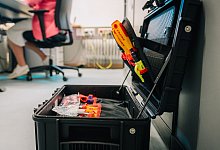 Ein Werkzeugkoffer in einem Büro - Zacharie Scheurer/dpa-tmn