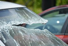 Unbekannte haben Dutzende Autos demoliert. - Symbolbild: Pixabay