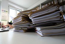 Aktenordner stapeln sich - Bernd Weißbrod/dpa