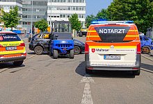 Auto f&auml;hrt bei Stuntshow in Zuschauermenge - Verletzte - Kaczor/SDMG/dpa