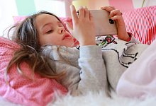 Kinder spielen gern mit Smartphones - Foto: Mascha Brichta/dpa-tmn