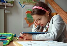 Grundsch&uuml;lerin &uuml;bt Lesen - Mascha Brichta/dpa-tmn