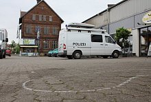 Einsatz nach Leichenfund: Direkt vor einer B&auml;ckerei an der B&uuml;nder Stra&szlig;e/Ecke L&ouml;hner Stra&szlig;e hat die Spurensicherung der Polizei mit Kreide Markierungen angebracht.&nbsp; - Eike J. Horstmann