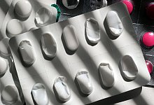 Tabletten-Blister liegen auf einem Tisch - Federico Gambarini/dpa/dpa-tmn