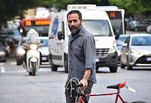 Als Radler ein Exot: Sandro Calmanti muss sich in einer Stadt voller Autoliebhaber behaupten. - Tom Sundermann