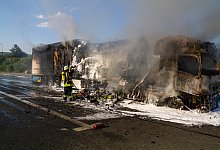 Einsatzkräfte löschen den Sattelzug, der auf einem Autohof in Brand geriet. - Feuerwehr Porta/Michael Horst