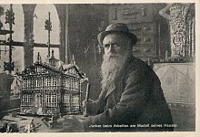 junker-sitzt-vor-seinem-model-postkarte - Junkerhaus