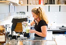 Julia Strasser in ihrem Café «Barista Sistar» - Tobias Hase/dpa-tmn