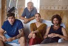 Artus (l-r) als Philippe Bartek, Gerard Jugnot als Francis Bartek, Camille Lou als Stella Bartek und Louka Meliava als Alexandre Bartek in einer Szene des Films "Meine schrecklich verw&ouml;hnte Familie". - Arnaud Borrel/Telepool/dpa