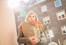 Eine Frau bringt Tulpen mit - Christin Klose/dpa-tmn