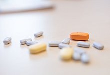 Medikamente liegen einzeln auf einem Tisch - Hannes P Albert/dpa/dpa-tmn