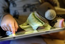 Kind mit Tablet - Foto: Hans-J&uuml;rgen Wiedl/dpa-Zentralbild/dpa