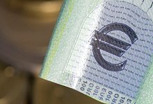 Das Eurosymbol auf einem 100 Euro Geldschein - Hendrik Schmidt/dpa/dpa-tmn