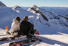 Ein Paar schaut aufs Skigebiet Hinterlux - Tom Nebe/dpa-tmn