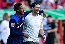 Herthas Jean-Paul Boetius (l) und Cheftrainer Sandro Schwarz nach einem Spiel. - Tom Weller/dpa/Archivbild