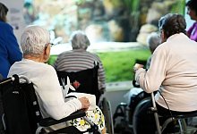 Senioren im Rollstuhl bei einem Ausflug - Uli Deck/dpa/dpa-tmn