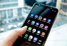 Eine Person mit Smartphone in der Hand - Laura Ludwig/dpa-tmn