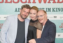 Sebastian Bezzel (l), Lisa Maria Potthoff und Simon Schwarz bei der Premiere von &laquo;Guglhupfgeschwader&raquo; in M&uuml;nchen. - Felix H&ouml;rhager/dpa