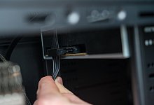 Stecker wird eingesetzt - Foto: Andrea Warnecke/dpa-tmn