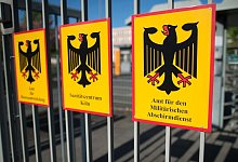 Das Schild f&uuml;r das Amt f&uuml;r den Milit&auml;rischen Abschirmdienst (MAD) h&auml;ngt am Zaun der Konrad-Adenauer-Kaserne in K&ouml;ln. (Archivbild) - Federico Gambarini/dpa