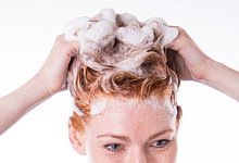 Haarw&auml;sche mit Farbschutz-Shampoo - Foto: Christin Klose/dpa-tmn