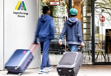 Sch&uuml;ler mit Koffern betreten eine Jugendherberge - Sina Schuldt/dpa/dpa-tmn