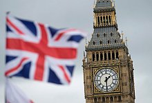 Der Union Jack weht vor dem Big Ben - Hannah Mckay/epa/dpa-tmn