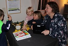 Am Tisch der KiTa Sternschnuppe in Bega, haben Elisa (von links), Luisa und Simone Pl&ouml;ger die Preise f&uuml;r die Bilder verhandelt. - 1 - Kyrill von Matuschka