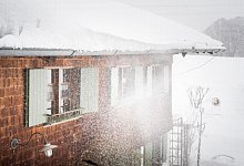 Schnee auf dem Dach - Foto: Florian Schuh/dpa-tmn