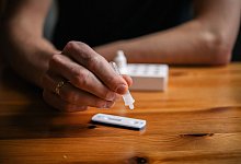 Mit dem Ende der kostenlosen B&uuml;rgertests kommen wohl wieder mehr Selbsttests zu Hause zum Einsatz. Damit die ein korrektes Ergebnis anzeigen, sollte man sie richtig lagern. - Zacharie Scheurer/dpa-tmn