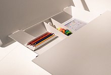 Hochklappbare Schreibtischplatte mit Stauraum - Franziska Gabbert/dpa-tmn