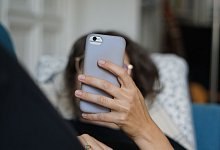 Frau hält ein Smartphone in der Hand - Weronika Peneshko/dpa/dpa-tmn