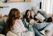 Junge Menschen sitzen auf einem Sofa - Zacharie Scheurer/dpa-tmn