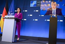 Der per Video zugeschaltete Nato-Generalsekret&auml;r Jens Stoltenberg &auml;u&szlig;ert sich zusammen mit Annalena Baerbock (B&uuml;ndnis 90/Die Gr&uuml;nen) bei einer Pressekonferenz am Ende des Treffens der Nato-Au&szlig;enminister in Berlin. - Bernd von Jutrczenka/dpa