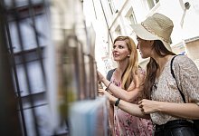 Zwei Frauen auf einem City-Trip - Christin Klose/dpa-tmn