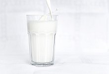 Ist Abend-Milch eine wirksame Einschlafhilfe? Dies konnten japanische Forscher in einer Meta-Studie nicht allgemein belegen. - Sina Schuldt/dpa