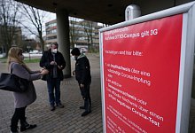 3G-Zugangskontrollen - Foto: Marcus Brandt/dpa